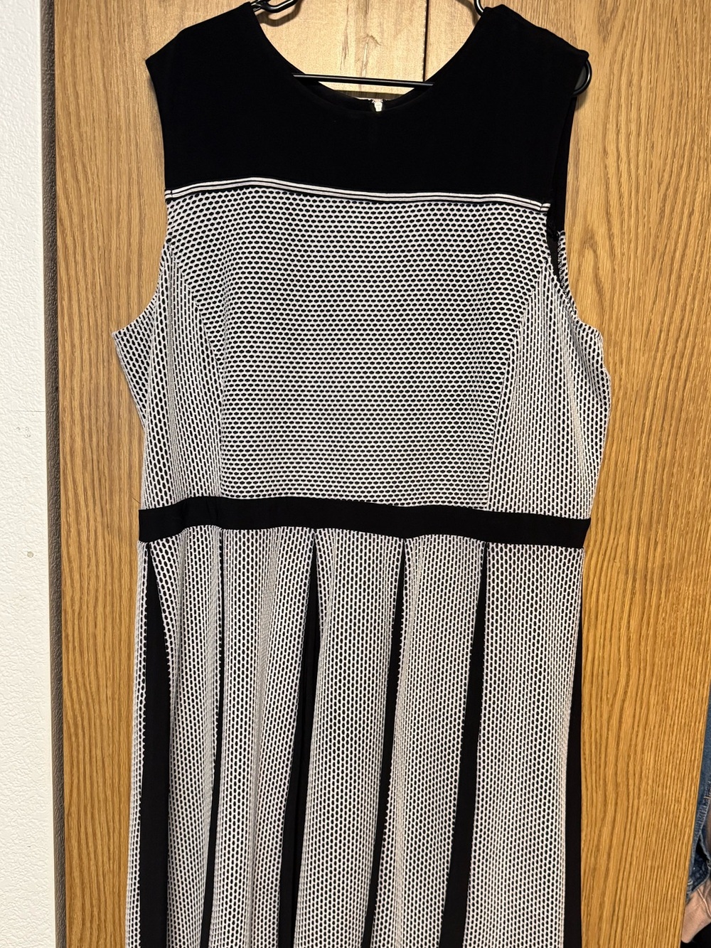 Black and White Sleeveless Midi Dress